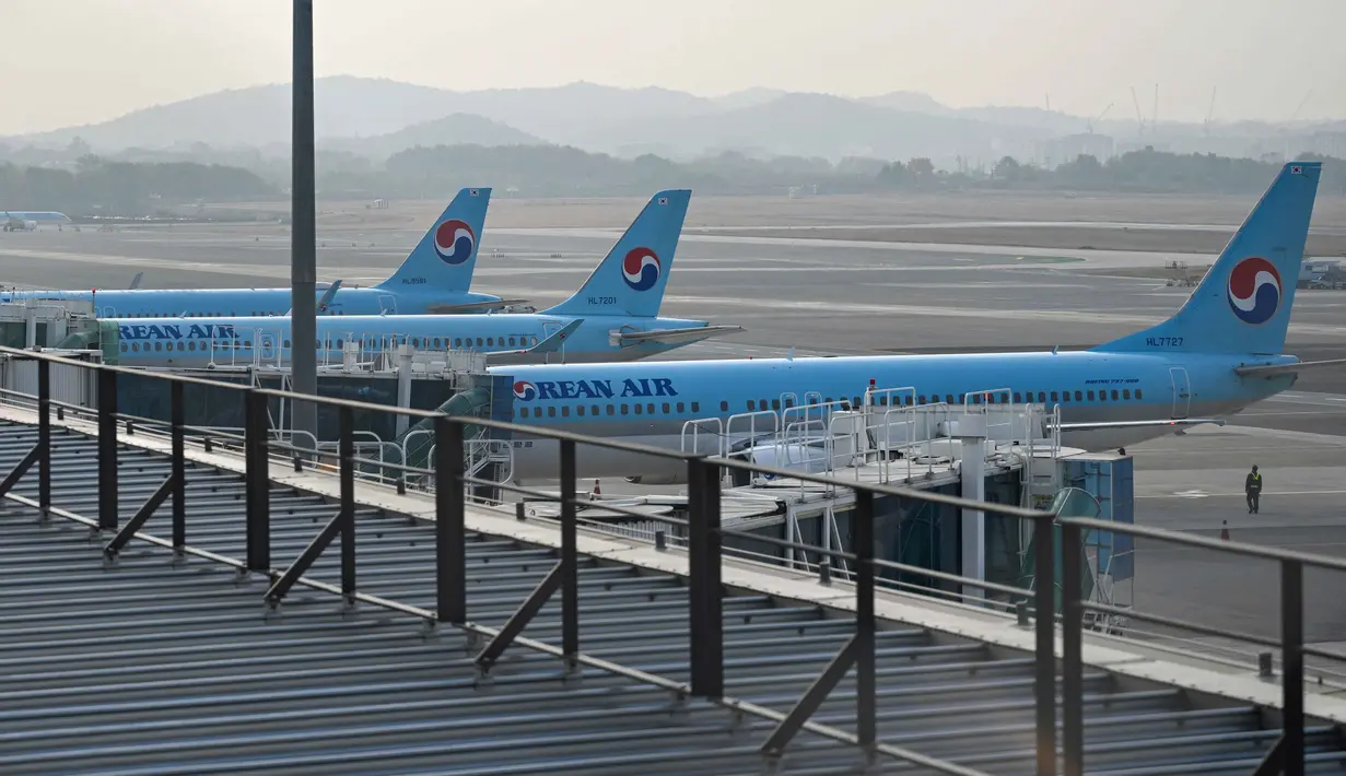 Diketahui, Kamis 13 November 2025, menjadi hari ujian masuk perguruan tinggi tahunan yang dikenal secara lokal sebagai Suneung. Tampak dalam foto, beberapa pesawat terparkir di Bandara Gimpo, Seoul pada Kamis 13 November 2025. (Jung Yeon-je/AFP)