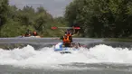 Umat muslim merayakan liburan Idul Fitri dengan rafting menyusuri Sungai Hasbani, Anak Sungai Yordan, di Kfar Blum, Israel, Rabu (27/5/2020). Pemerintah Israel mengurangi pembatasan aktivitas terkait pandemi virus corona COVID-19. (JALAA MAREY/AFP)