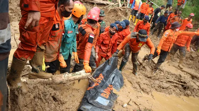 Evakuasi korban keempat longsor di Banjarpanepen, dan kelima di Kabupaten Banyumas, Rabu (18/11/2020). (Foto: Liputan6.com/Basarnas)