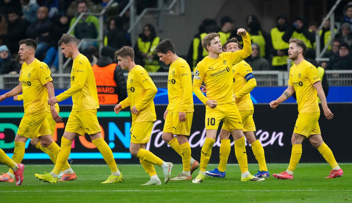 Bermain di kandang sendiri, Inter Milan tumbang dari wakil Norwegia, Bodo/Glimt, dengan skor 1-2. Tampak dalam foto, pemain Bodo/Glimt, Jens Petter Hauge (kelima kiri) merayakan golnya bersama rekan-rekan setimnya selama pertandingan babak playoff Liga Champions 2025-2026 melawan Inter Milan di stadion San Siro, Italia, Selasa 24 Februari 2026 waktu setempat atau Rabu (25/2/2026) dini hari WIB. (AP Photo/Luca Bruno)