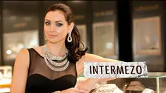 Lagi-lagi seorang public figure diprotes karena postingan foto di akun media social setelah sebelumnya  Raline Shah diprotes karena mengunggah foto intim bersama bayi orangutan beberapa waktu lalu Kini, giliran Miss Universe 2005, Natalie Glebova