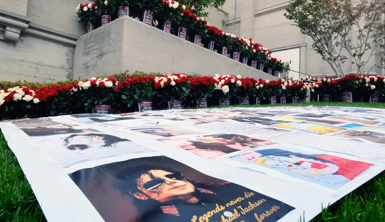 Karya seni dan bunga-bunga berjejer di luar tempat peristirahatan terakhir Michael Jackson di mausoleum Holly di Terrace Forest Lawn Cemetery, California, Selasa (25/6/2019). Tepat pada hari ini sepuluh tahun yang lalu berita kematian King of Pop Michael Jackson mengguncang dunia. (AP/Richard Vogel)