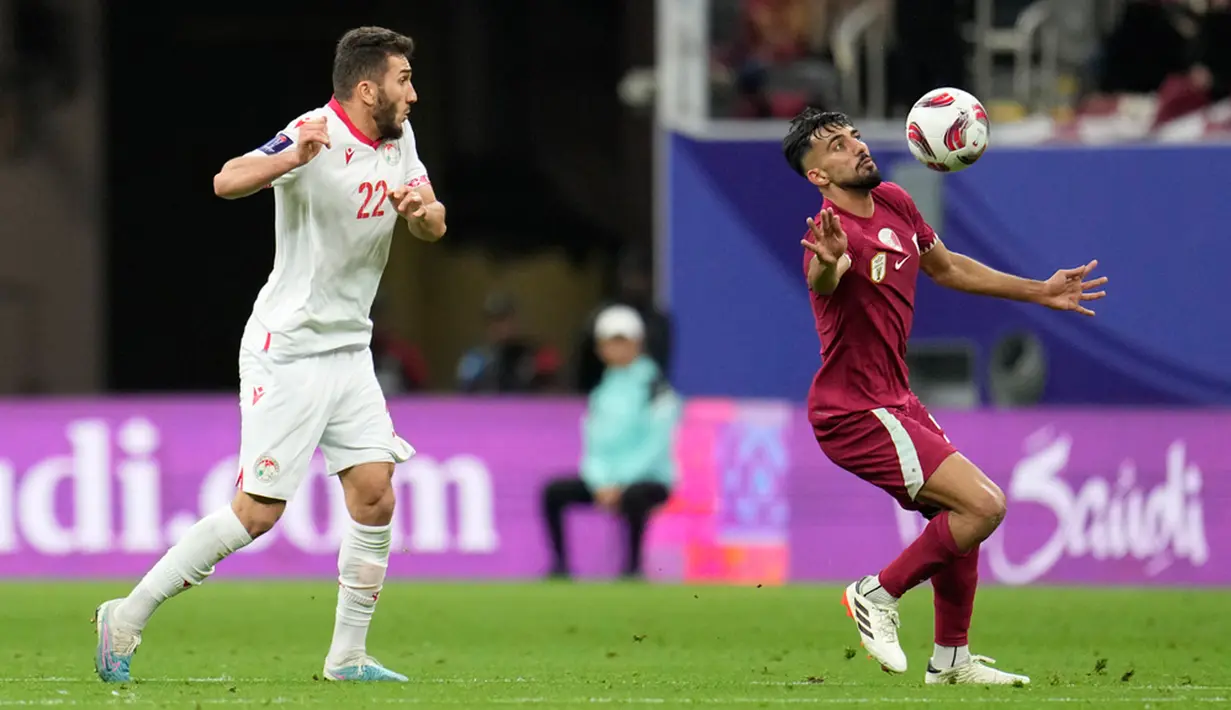 Qatar yang tampil impresif dalam dua pertandingan Piala Asia 2023 menjadi juara Grup A setelah mengalahkan Tajikistan 1-0. Qatar tidak menyia-nyiakan dua laga di babak grup. Tim asuhan Tintin Marquez bermain gemilang dengan sepak bola menyerang. (AP Photo/Aijaz Rahi)
