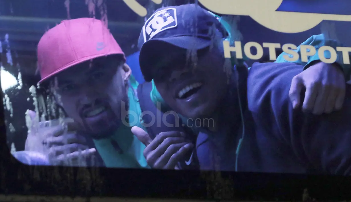 Stefano Lilipaly dan Manahati Saat berada di dalam bus Timnas Indonesia di Bandara Soekarno-Hatta, Tangerang, (08/12/2016). (Bola.com/Nicklas Hanoatubun)