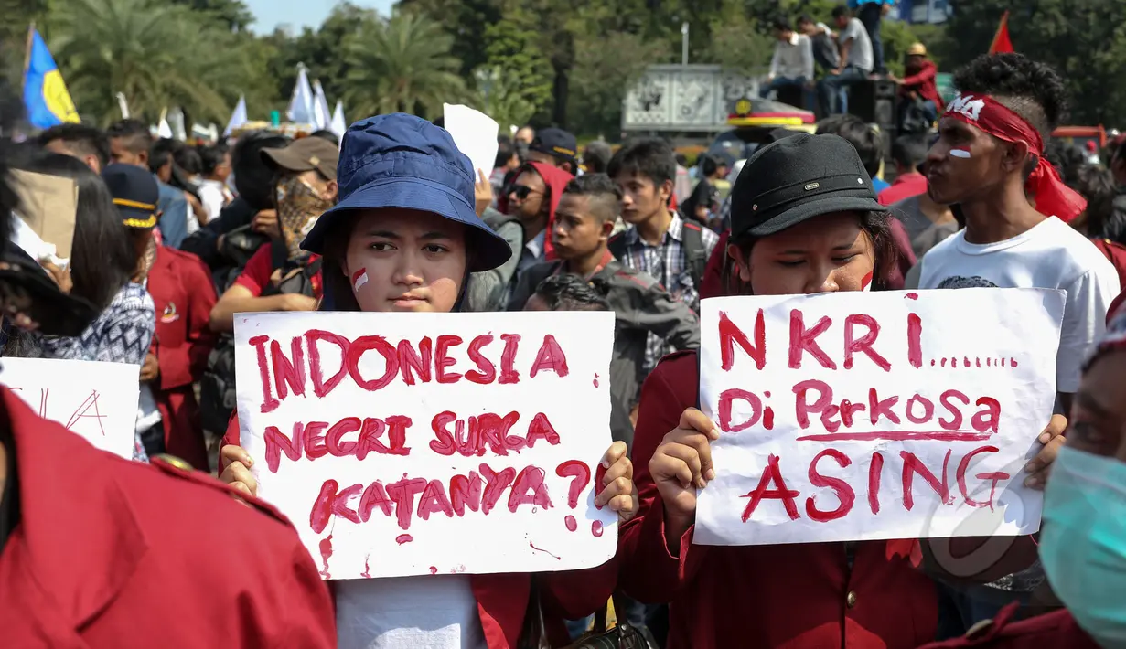 Para mahasiswa membawa karton bertuliskan tuntutan mereka saat menggelar unjuk rasa di depan Istana Merdeka, Jakarta, Rabu (20/5/2015). Aksi ini dalam rangka memperingati Hari Kebangkitan Nasional (Harkitnas). (Liputan6.com/Faizal Fanani) 