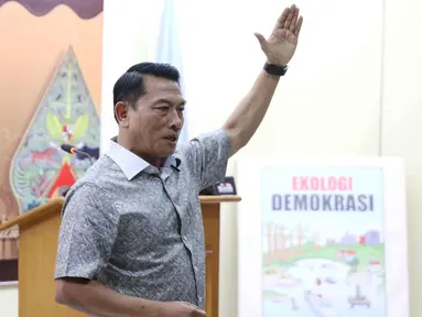 Mantan Panglima TNI Jenderal (Purn) Moeldoko menjadi pembicara dalam kuliah umum di Jakarta, Rabu (4/10). Dalam paparannya Moeldoko menyampaikan persoalan ancaman baik dari sisi global, regional, dan ancaman nasional. (Liputan6.com/Angga Yuniar)