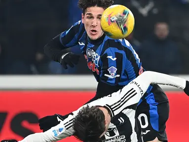 Gelandang Atalanta, Nicolo Zaniolo (atas) berebut bola dengan pemain Juventus, Nicolo Fagioli laga tunda pekan 19 Serie A 2024/2025 di Gewiss Stadium, Bergamo, pada Selasa 14 Januari 2025 waktu setempat atau Rabu (15/1/2025) dini hari WIB. (Isabella BONOTTO/AFP)