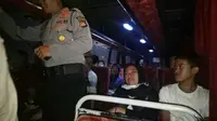 Polisi di Serang memeriksa sebuah bus yang hendak ke Jakarta jelang putusan MK, Kamis (27/6/2019). (Liputan6.com/Yandhi Deslatama)