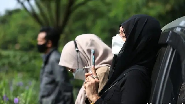 Potret Suasana Pemakaman Rina Gunawan, Diwarnai Tangis Pilu dari Keluarga dan Sahabat. (Sumber: Kapanlagi.com)