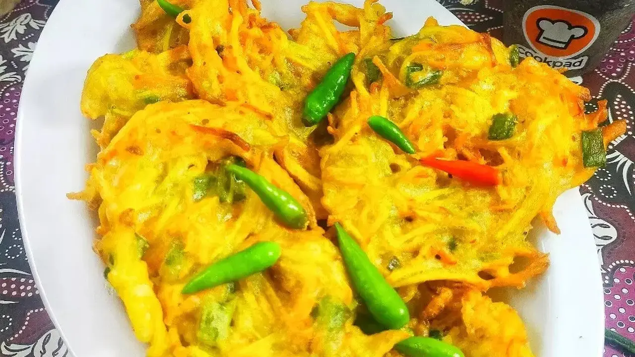 Resep bakwan labu kuning untuk jadi menu sahur dan buka puasa. (dok. Cookpad @cook_14211809)