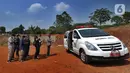 Keluarga koban Covid-19 melakukan salat jenazah sebelum pemakaman di TPU Pondok Ranggon, Jakarta Senin (7/9/2020). Petugas pemakaman mengatakan terjadi lonjakan jenasah yang terjadi dalam satu bulan lebih terakhir dengan  memakamkan lebih  30 jenazah dalam satu hari. (merdeka.com/Arie Basuki)