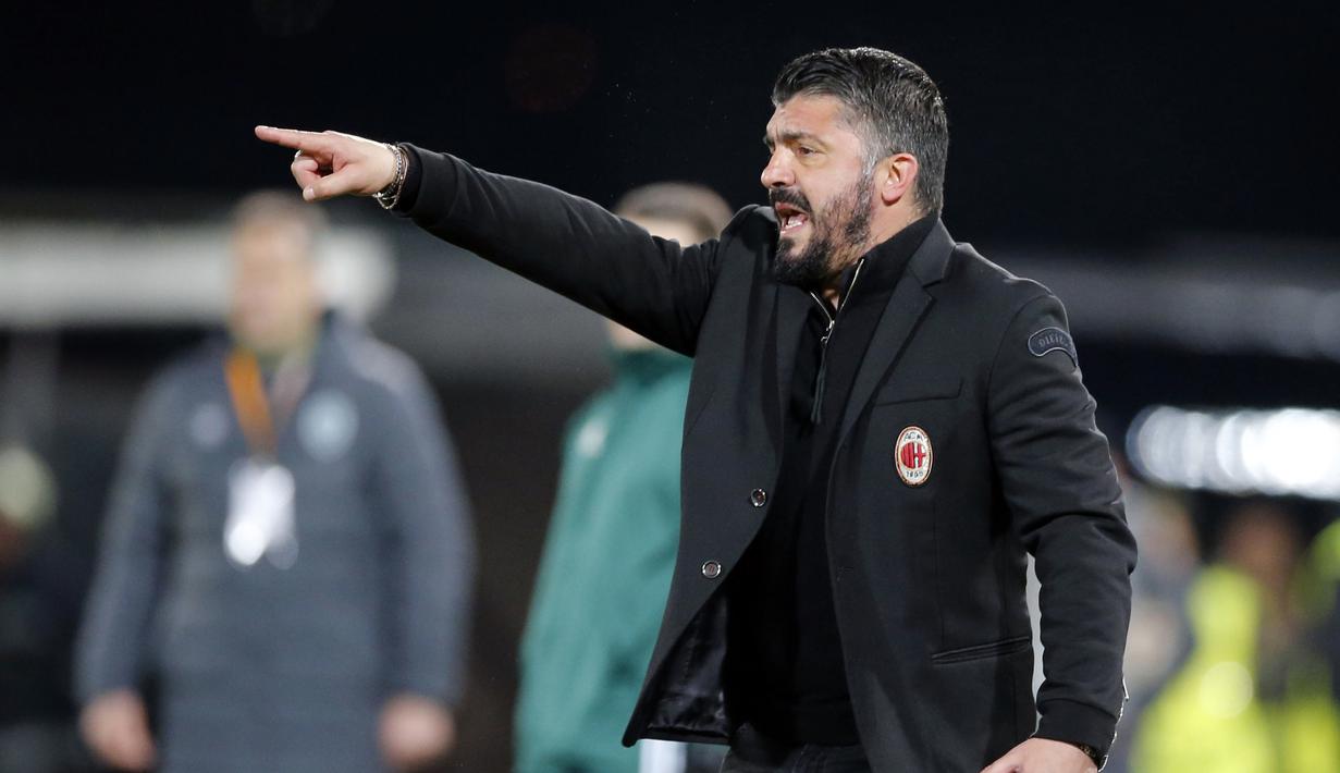 Pelatih AC Milans, Gennaro Gattuso memberikan instruksi anak asuhnya saat melawan Ludogorets Razgrad pada laga 32 besar Liga Europa di Ludogorets Arena, Razgrad, Bulgaria, (15/2/2018). AC milan menang 3-0. (AP Photo)