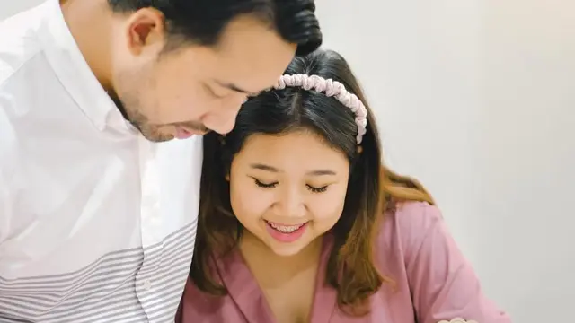 Potret Kiky Saputri gendong anak pertama. (credit:instagram.com/kikysaputrii/nafaspertama)