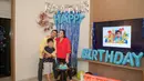 Meski sederhana, namun dekorasi untuk ulang tahun Rafathar Malik Ahmad tetap terlihat begitu meriah. Ada pula foto Rafathar di layar televisi serta beberapa animasi untuk ulang tahunnya. (Liputan6.com/IG/@raffinagita1717)