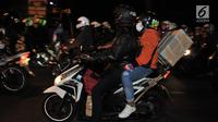 Pemudik sepeda motor melintasi ruas jalan Kalimalang, Bekasi, Jawa Barat, Minggu (2/7) malam. Kepadatan lalu lintas pemudik motor diprediksi akan berlangsung hingga H-2 Lebaran. (merdeka.com/Iqbal S. Nugroho)