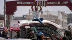 Warga Palestina meninggalkan kamp pengungsi Maghazi di Jalur Gaza tengah, Sabtu, 17 Agustus 2024. (AP Photo/Abdel Kareem Hana)