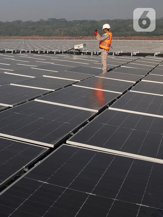 PLTS (Pembangkit Listrik Tenaga Surya) terapung yang akan menjadi sumber energi baru yang ramah lingkungan akan diuji coba dalam waktu dekat di Waduk Cirata, Purwakarta, Jawa Barat, Selasa (26/9/2023). (merdeka.com/Arie Basuki)