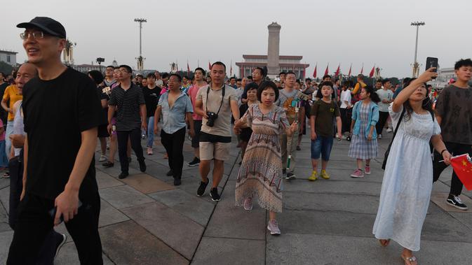 FOTO: Mantan PM China Meninggal Dunia, Warga Penuhi Lapangan Tiananmen