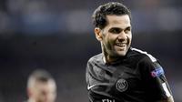 7. Dani Alves (PSG) - Sebelum pindah ke PSG, mantan bek Barcelona ini nyaris reuni dengan Pep Guardiola di Manchester City. Namun godaan PSG tak sanggup ditolak pria asal Brasil itu. (AFP/Gabriel Bouys)