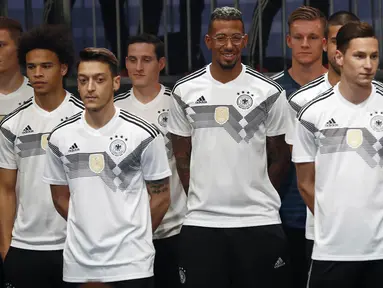 Para pemain Jerman memperkenalkan jersey yang akan digunakan untuk Piala Dunia 2018 di Berlin, Selasa (7/11/2017). Dengan jersey ini Der Panser akan berjuang mempertahankan gelar juara dunia. (AFP/Odd Andersen)