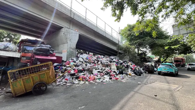 Ketika Sampah Menguasai Ruang Kota: Kisah dari Pasar Kopro hingga Flyover