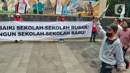 Bertepatan dengan Hari Pendidikan Nasional, mereka menyuarakan Revolusi Pendidikan Nasional. (Liputan6.com/Angga Yuniar)
