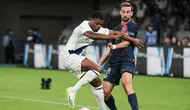 Gelandang PSG Fabian Ruiz (kanan) berjibaku dengan bek Inter Milan Denzel Dumfries pada laga persahabatan 2023. Keduanya kini bertarung di final Liga Champions. (AFP/Richard A. Brooks)
