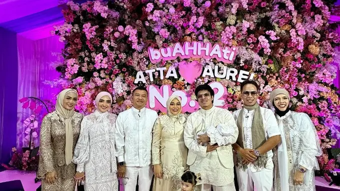 Potret keluarga Aurelie Hermansyah dan Atta Halilintar beserta orang tua pada akikah Baby Azura (Sumber: Instagram/@ashanty_ash dan Instagram/@ananghijau)