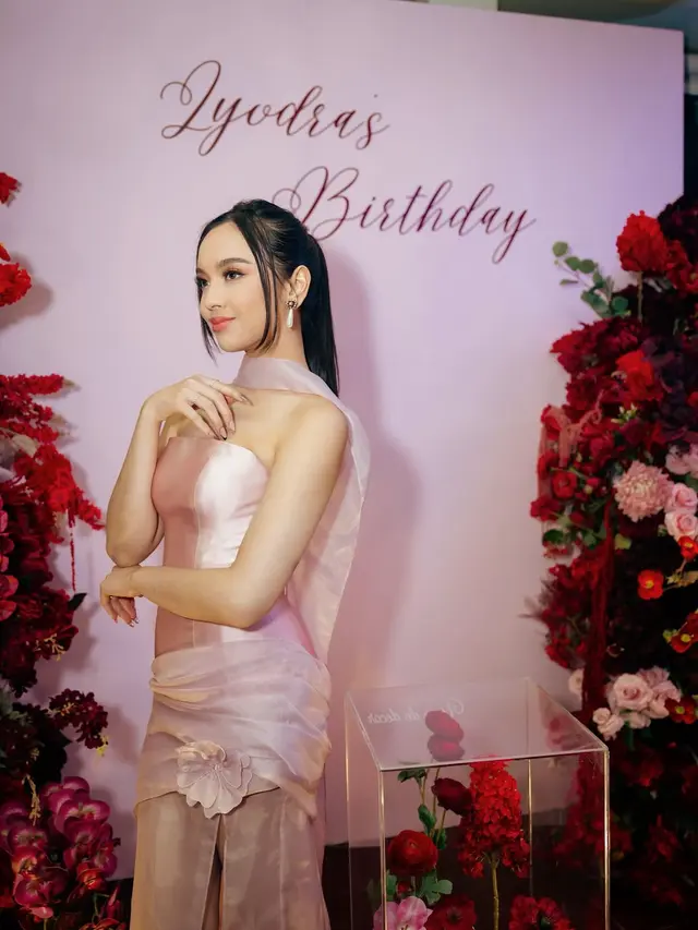 Tampil bak Princess Modern, Lyodra Ginting Rayakan Ultah ke-22 Bareng Randy Martin dan Sahabat