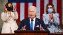 Presiden Joe Biden berpidato didampingi Wakil Presiden Kamala Harris dan Ketua DPR Nancy Pelosi di Kongres, US Capitol, Washington, Amerika Serikat, Rabu (28/4/2021). Pidato pertama Joe Biden di depan Kongres kali ini khusus hanya untuk undangan. (Melina Mara/The Washington Post via AP, Pool)