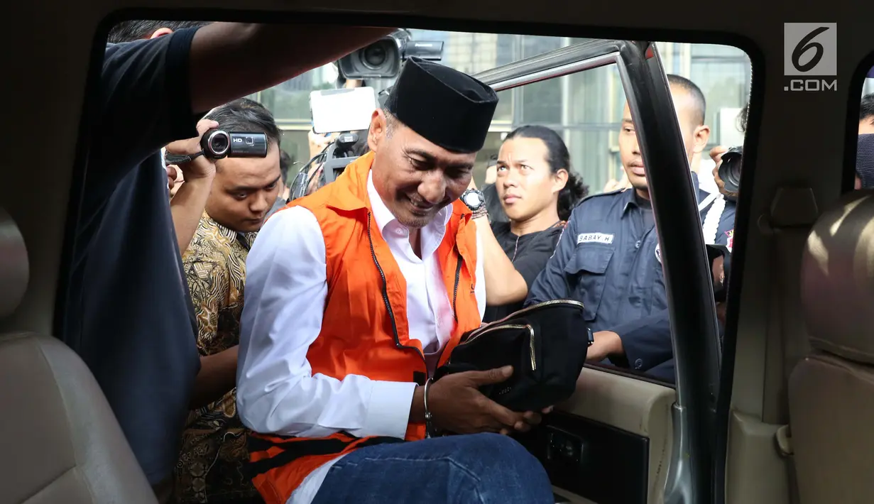 Bupati Kudus, Muhammad Tamzil masuk mobil tahanan usai menjalani pemeriksaan terkait dugaan suap pengisian jabatan perangkat daerah di lingkungan Pemkab Kudus, Gedung KPK Jakarta, Sabtu (27/7/2019). KPK menyita barang bukti uang sebesar Rp170 juta. (Liputan6.com/Helmi Fithriansyah)