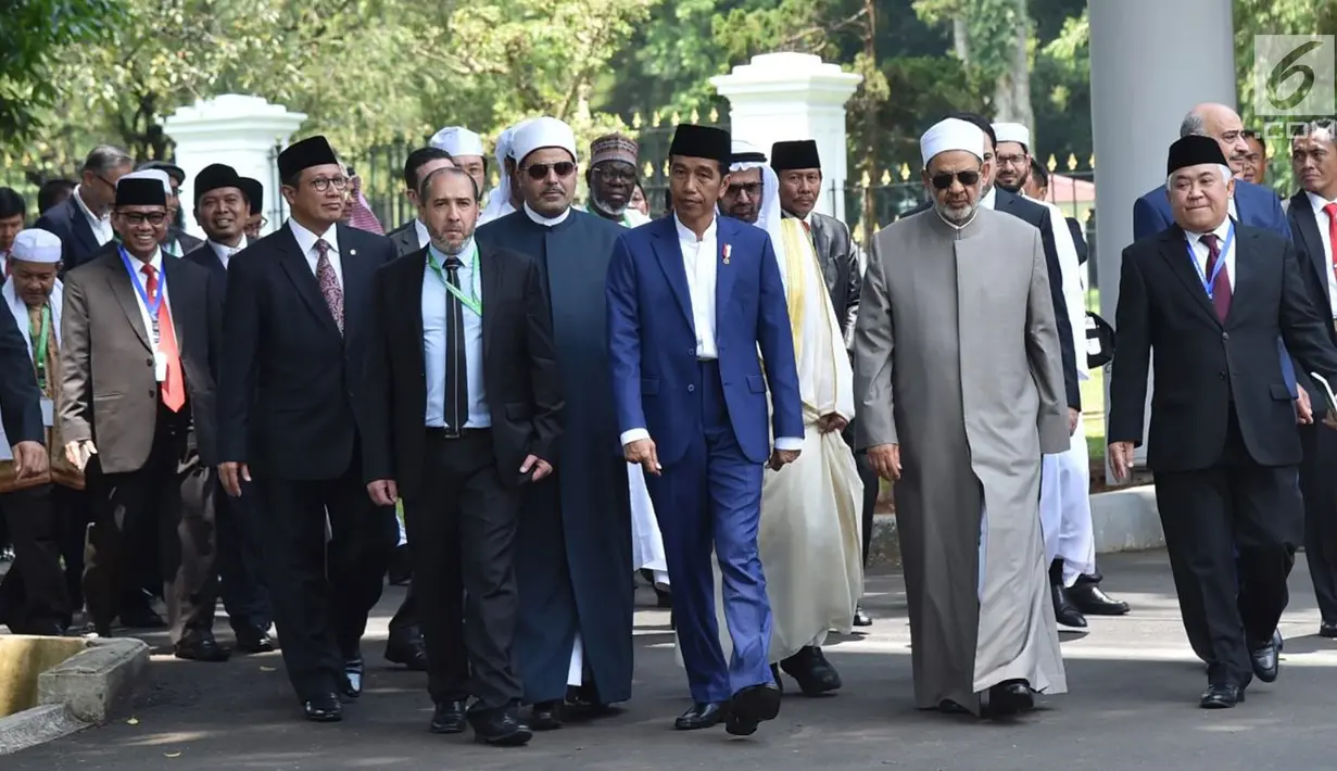 Presiden Joko Widodo berjalan bersama Imam Besar Al-Azhar Ahmad Muhammad Ath-Thayeb bersiap membuka Konsultasi Tingkat Tinggi (KTT)  Ulama dan Cendekiawan Muslim Dunia di Istana Bogor, Jawa Barat, (1/5). (Liputan6.com/Pool/Biro PersSetpres)