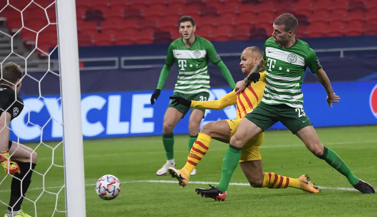 Penyerang Barcelona, Martin Braithwaite dan bek Ferencvaros, Miha Blazicvie (kanan) bersaing memperebutkan bola pada matchday kelima Grup G Liga Champions di Puskas Arena, Kamis (3/12/2020) dinihari WIB. Barcelona berhasil meraih kemenangan 3-0 di kandang Ferencvaros. (Attila KISBENEDEK / AFP)