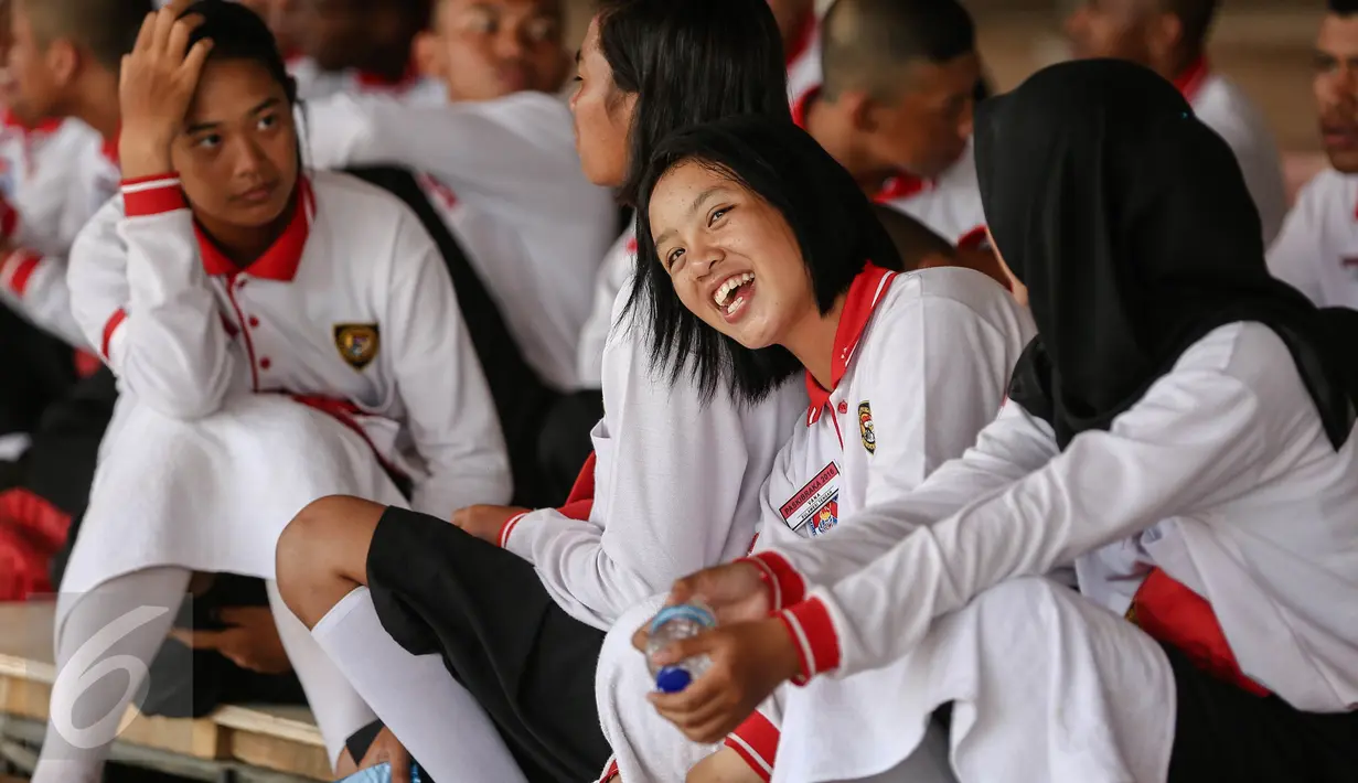 Anggota Paskibraka 2016 bersantai sebelum bersiap mengikuti latihan di halaman Istana Merdeka, Jakarta, Jumat (12/8). Para anggota Paskibraka 2016 ini berjumlah ada 68, yang terdiri dari 34 putra dan 34 putri. (Liputan6.com/Faizal Fanani)