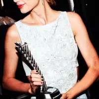 Taylor Alison Swift  (lahir 13 Desember 1989) adalah  penyanyi- penulis lagu dan aktris asal Amerika Serikat.  (via instagram@taylorswift/Bintang.com)