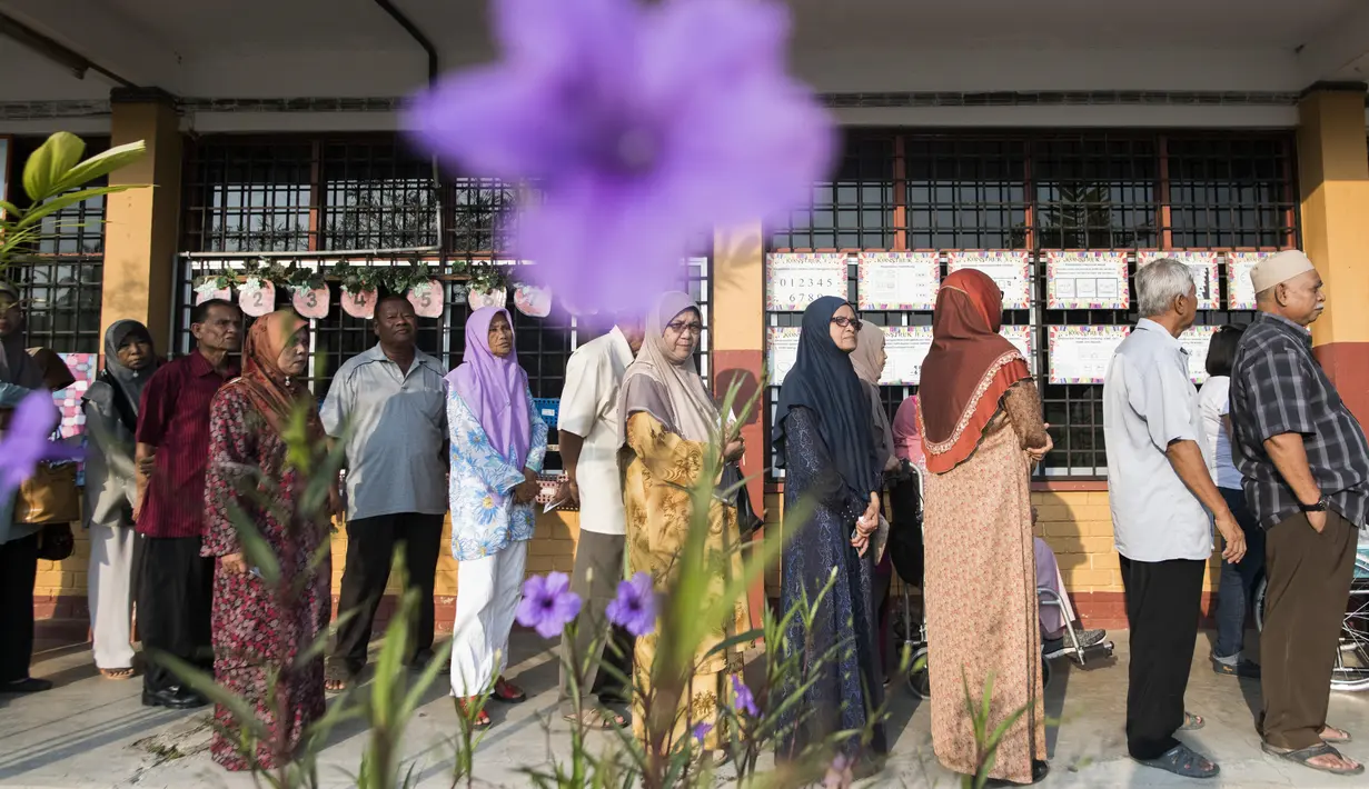 Warga Malaysia mengantre di tempat pemungutan suara untuk memilih perdana menteri di Alor Setar, Rabu (9/5). Pemerintah menetapkan hari ini sebagai hari libur agar warganya bisa memenuhi tanggung jawab mereka sebagai pemilih. (Jewel SAMAD / AFP)