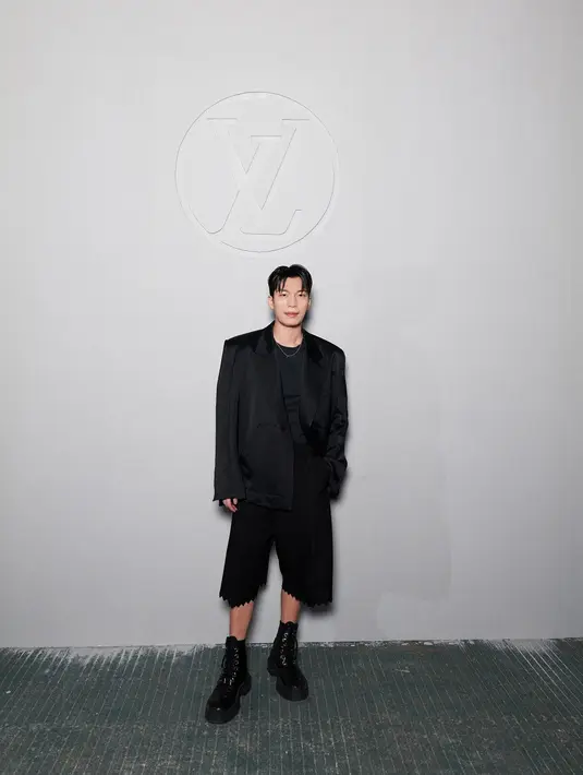 Aktor Wi Ha Jun terlihat menawan dengan setelan jas dan celana pendek serba hitam.  [Foto: Louis Vuitton].