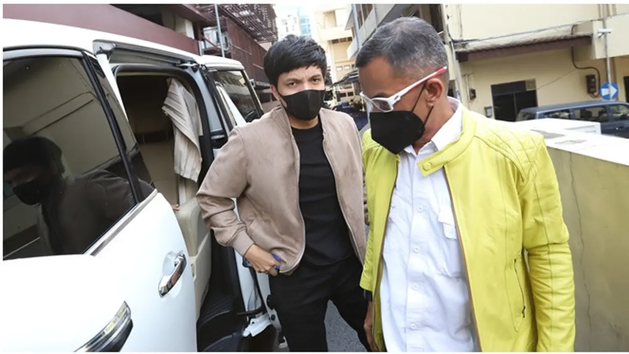 Momen 4 Artis Penuhi Panggilan Polisi Terkait Kasus Doni Salaman