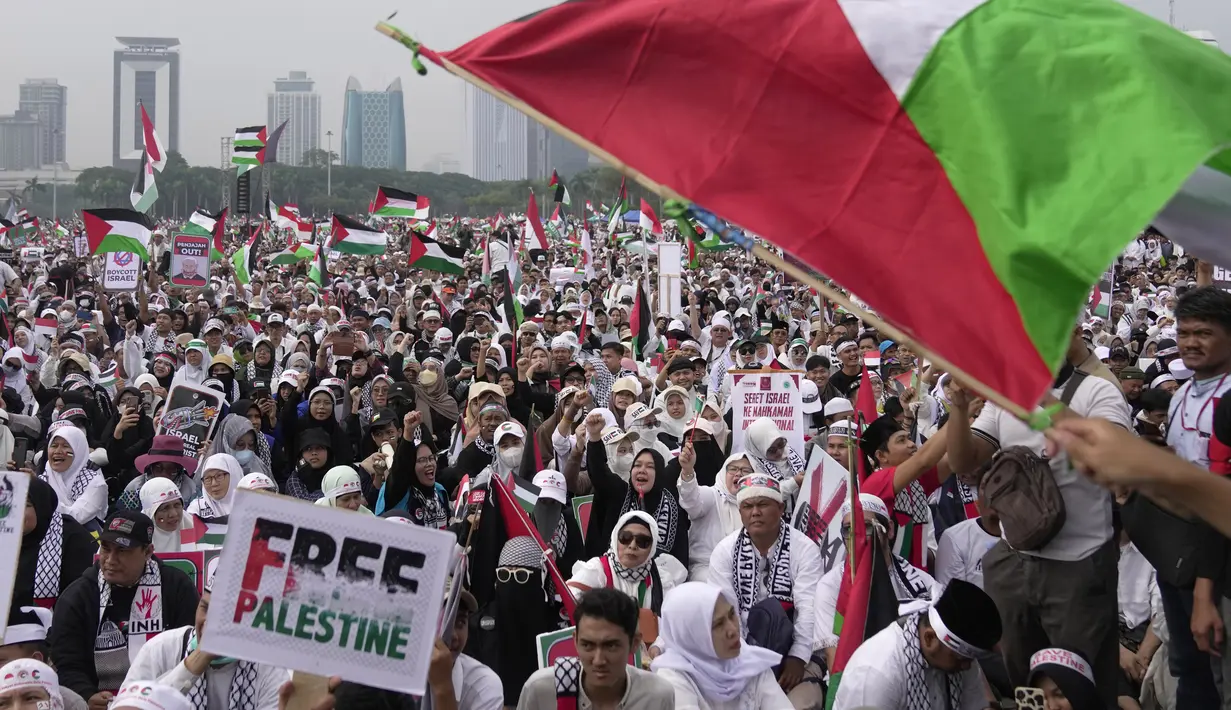 Aksi Bela Palestina hari ini digelar sejumlah elemen masyarakat yang tergabung dalam Aliansi Rakyat Indonesia. (AP Photo/Dita Alangkara)