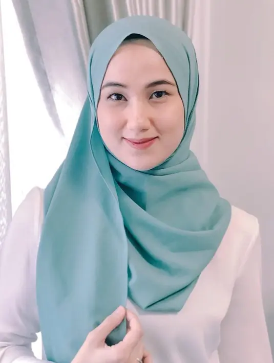 Anesstesia Ayu yang kerap disapa Ayu mendapat pujian dari warganet setelah dirinya mengenakan hijab. Ayu semakin terlihat cantik dan manis ya. (Liputan6.com/IG/@anesstesiaayu)