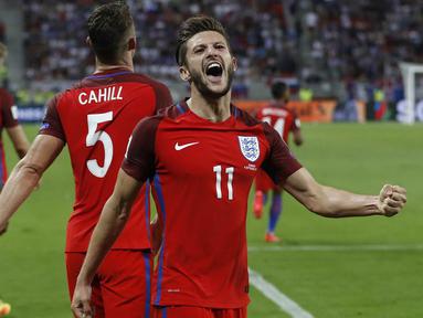 Gelandang Inggris, Adam Lallana, merayakan gol yang dicetaknya ke gawang Slovakia pada laga kualifikasi Piala Dunia 2018 di Stadion Antona Malatinskeho, Trnava, Slovakia, Minggu (4/9/2016). Inggris menang 1-0 atas Slovakia. (Reuters/Carl Recine)