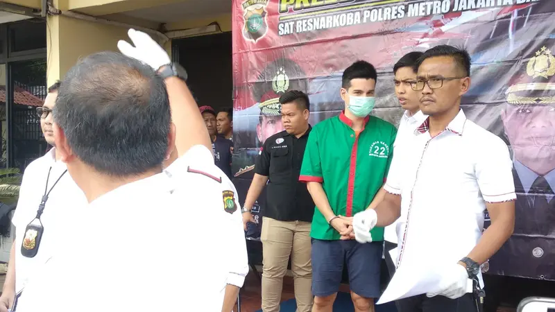 Pesinetron Steve Emmanuel (35) ditangkap polisi terkait kepemilikan narkoba. (Liputan6.com/Delvira Hutabarat)