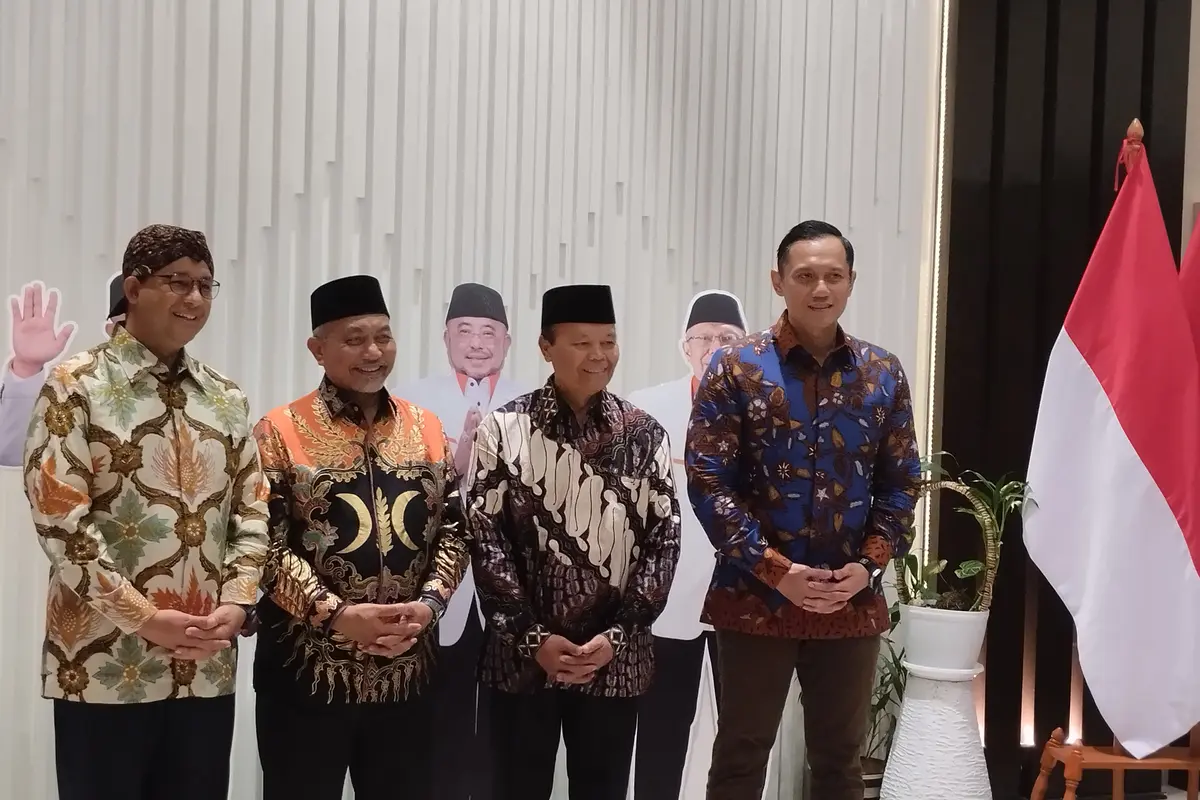 Presiden PKS Ahmad Syaikhu bersama Bacapres Anies Baswedan dan Ketua Umum Partai Demokrat Agus Harimurti Yudhoyono (AHY) saat menghadiri pagelaran wayang kulit di DPP PKS.