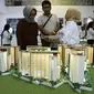 Calon pembeli melihat maket plan tower apartemen pada pameran Indonesia Property Expo 2018 di JCC Jakarta, Senin (24/9). Perusahaan konstruksi BUMN ini menginvestasi Rp1,2 T di atas lahan seluas 1,96 hektar. (Liputan6.com/Fery Pradolo)