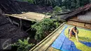 Wanita  Baduy Luar menjemur cengkeh di atap rumah Kampung Kadu Jangkung, Kabupaten Lebak, Banten, Jumat (13/05). Cengkeh tersebut di jual di pasar untuk memenuhi kebutuhan hidup. (Liputan6.com/Fery Pradolo)
