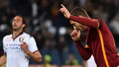 Francesco Totti mencetak dua gol saat AS Roma menaklukkan Torino 3-2 pada pertandingan Serie A di Stadion Olimpico, Roma, Kamis (21/4/2016) dini hari WIB. (AFP/Gabriel Bouys)