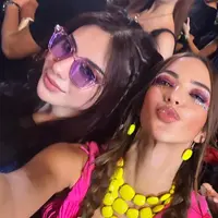 Ibu tiga anak ini tampil totalitas mengenakan sling bag warna kuning yang diserasikan dengan aksesorinya. Bahkan ikat rambutnya. [@ramadhaniabakrie]