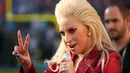 Penyanyi Lady Gaga saat menyanyikan lagu kebangsaan AS pada pembukaan Super Bowl 50 di Santa Clara, California, Minggu (7/2). Pelantun lagu Judas itu mengaplikasikan eyeshadow merah glitter senada dengan busananya. (Christopher Polk/Getty Images/AFP)