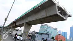 Proyek pembangunan jalan layang khusus bus Transjakarta Tandean-Ciledug, Jakarta, Selasa (13/9). Proyek sepanjang 9,3 kilometer ini ditargetkan rampung pada akhir 2016 mendatang. (Liputan6.com/Helmi Afandi)