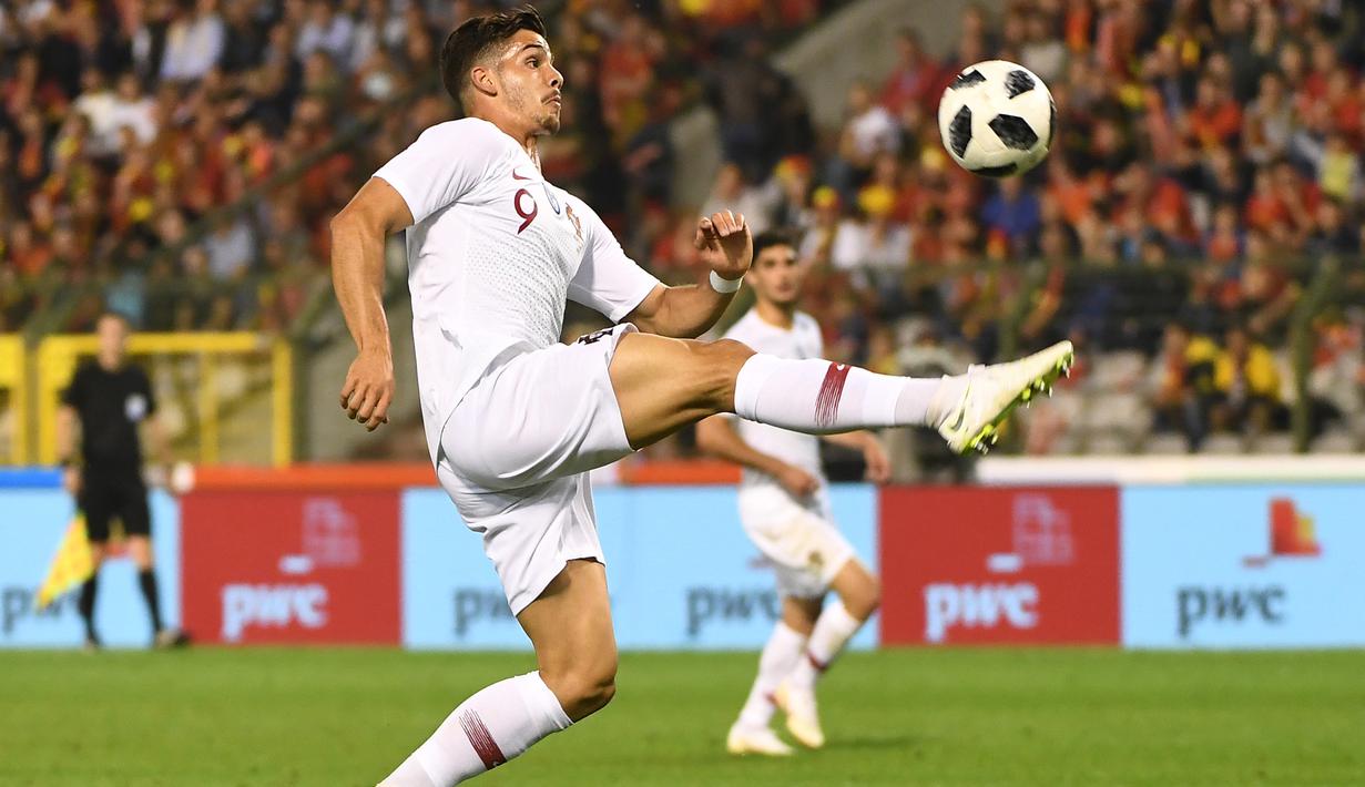 Striker Portugal, Andre Silva, mengontrol bola saat melawan Belgia, pada laga persahabatan di Stadion King Baudouin, Brussels, Sabtu (2/6/2018). Kedua negara bermain imbang 0-0. (AFP/Emmanuel Dunand)